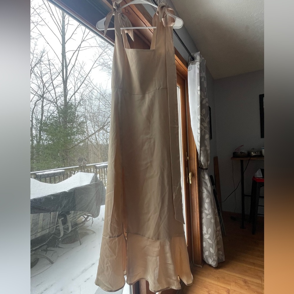 Show me your MuMu
Bridesmaids dress 
Size:small 
Color: champagne